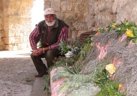 Dámaso Vergara, en su puesto de flores y plantas junto a la puerta de la Villa de Urueña