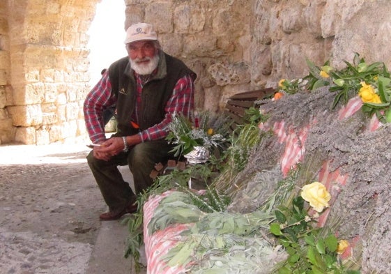 Dámaso Vergara, en su puesto de flores y plantas junto a la puerta de la Villa de Urueña