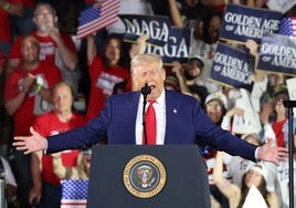 Fotografía de Donald Trump, hablando durante la celebración de sus primeros 100 días en Míchigan.