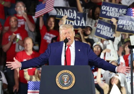 Fotografía de Donald Trump, hablando durante la celebración de sus primeros 100 días en Míchigan.