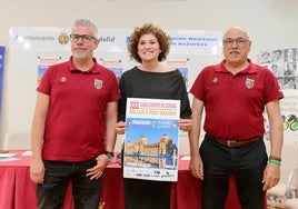 Héctor Fernández y José Ignacio Merino escoltan a la concejala Mayte Martínez.