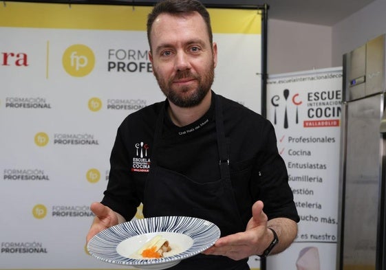 El chef de la Escuela Internacional de Cocina Raúl del Moral con el plato de Brandada de Bacalao