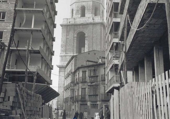 Edificios en obras en la calle Arribas en 1970.