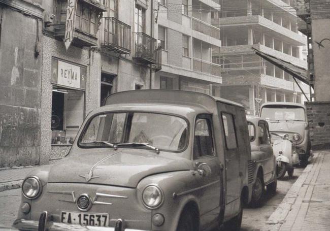 Coches estacionados en la calle Arribas en la década de los setenta. A la izquierda, en el número cinco, estaba el taller de Reyma, comercio de venta de electrodomésticos.