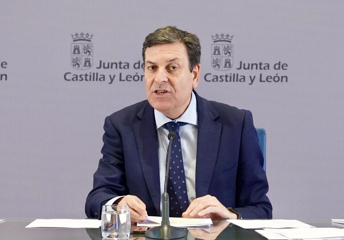 El consejero Carlos Fernández Carriedo durante la rueda de prensa posterior al Consejo de Gobierno.