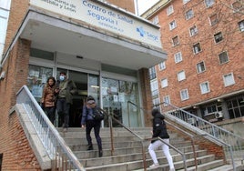 Pacientes en el acceso al centro de salud Segovia I, en el barrio de Santo Tomás en la capital.