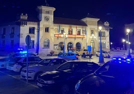 Policía Local, Guardia Civil y Protección Civil, en una de las plazas de El Espinar.