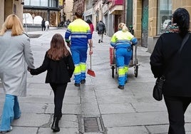 Trabajadores de FCC, por la Calle Real de Segovia.
