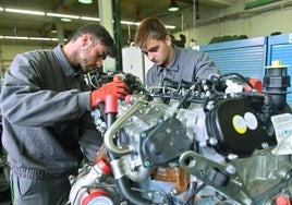 Dos alumnos de Formación Profesional en el centro de Juan de Herrera.