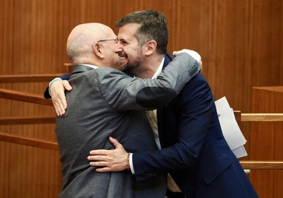 Francisco Igea y Luis Tudanca se abrazan tras las palabras del ex de Ciudadanos desde el atril.