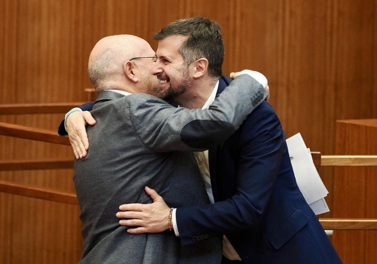 Francisco Igea y Luis Tudanca se abrazan tras las palabras del ex de Ciudadanos desde el atril.