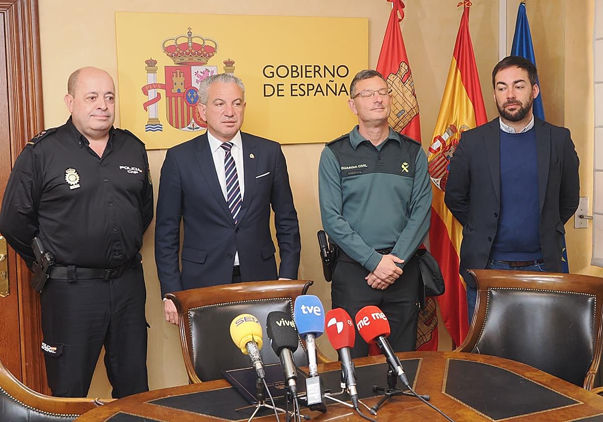 El delegado del Gobierno, Nicanor Sen (segundo por la izquierda), junto a representantes de las Fuerzas y Cuerpos de Seguridad del Estado y de Protección Civil de la Delegación.
