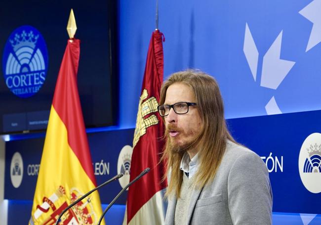 Pablo Fernández, durante una rueda de prensa este jueves en las Cortes.