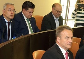 Los diputados no adscritos, David Gutiérrez y José Antonio Mateo, con Máximo San Macario en primer plano.