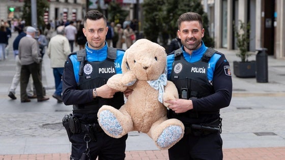 Los policías municipales Jorge Caballero y Sergio Ayala, en la Plaza Mayor de Valladolid, con un peluche que entregarán al bebé que le salvaron la vida.