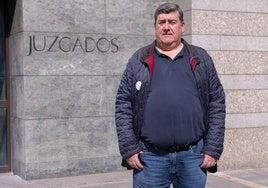 El abogado Roberto Hernández, antes de su declaración como investigado, en las puertas del juzgado.