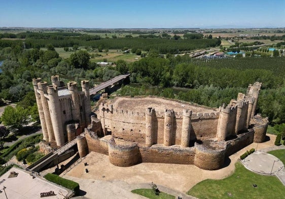 Vista aérea del castillo de Valencia de Don Juan, que centra parte de las actividades y atractivos que se dan en la ciudad.