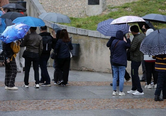 Varias personas con paraguas en una de las últimas jornadas de lluvia en Segovia.