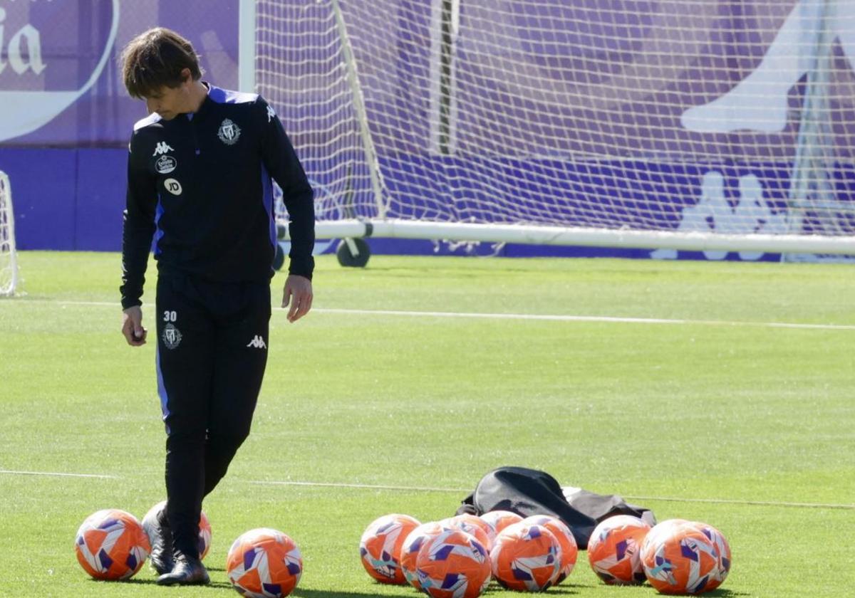 El entrenador del Real Valladolid, Álvaro Rubio, durante la sesión de entrenamiento del pasado lunes.