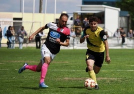 David Anta pugna por el control de un balón con un jugador rival.