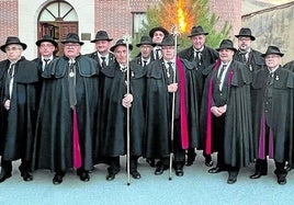 Los trece hermanos de la Cofradía del Pino durante la quema del árbol en la puerta de la casa del Mayordomo
