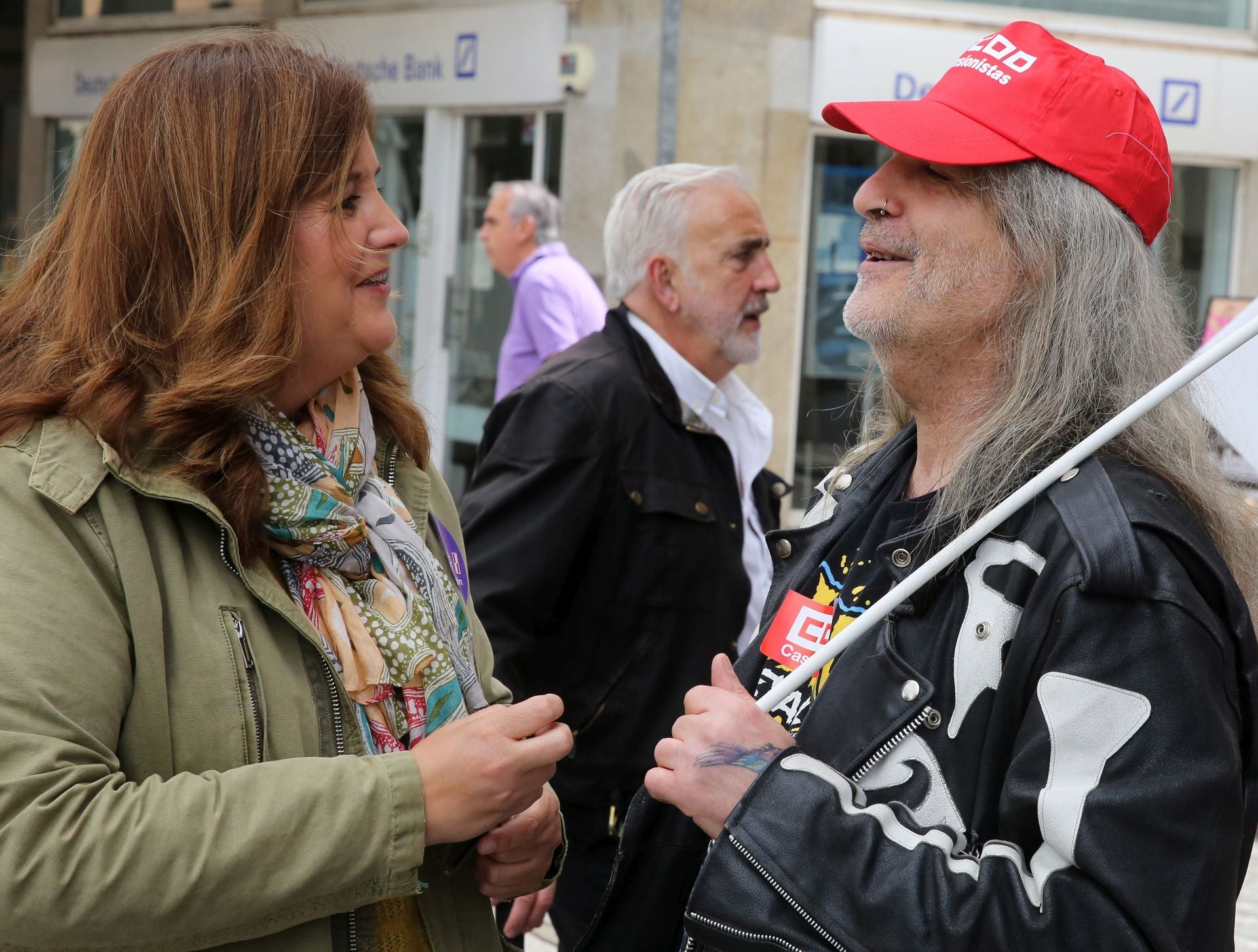 Clara Martín (PSOE) y Óscar Sancho (CC OO), antes de la manifestación.