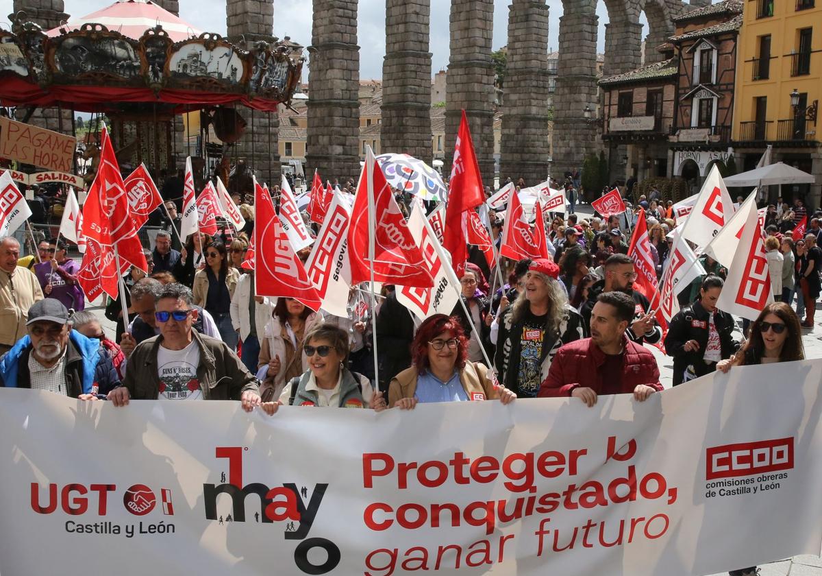Los participantes en la manifestación del 1 de mayo en Segovia, a su paso por la plaza del Azoguejo.