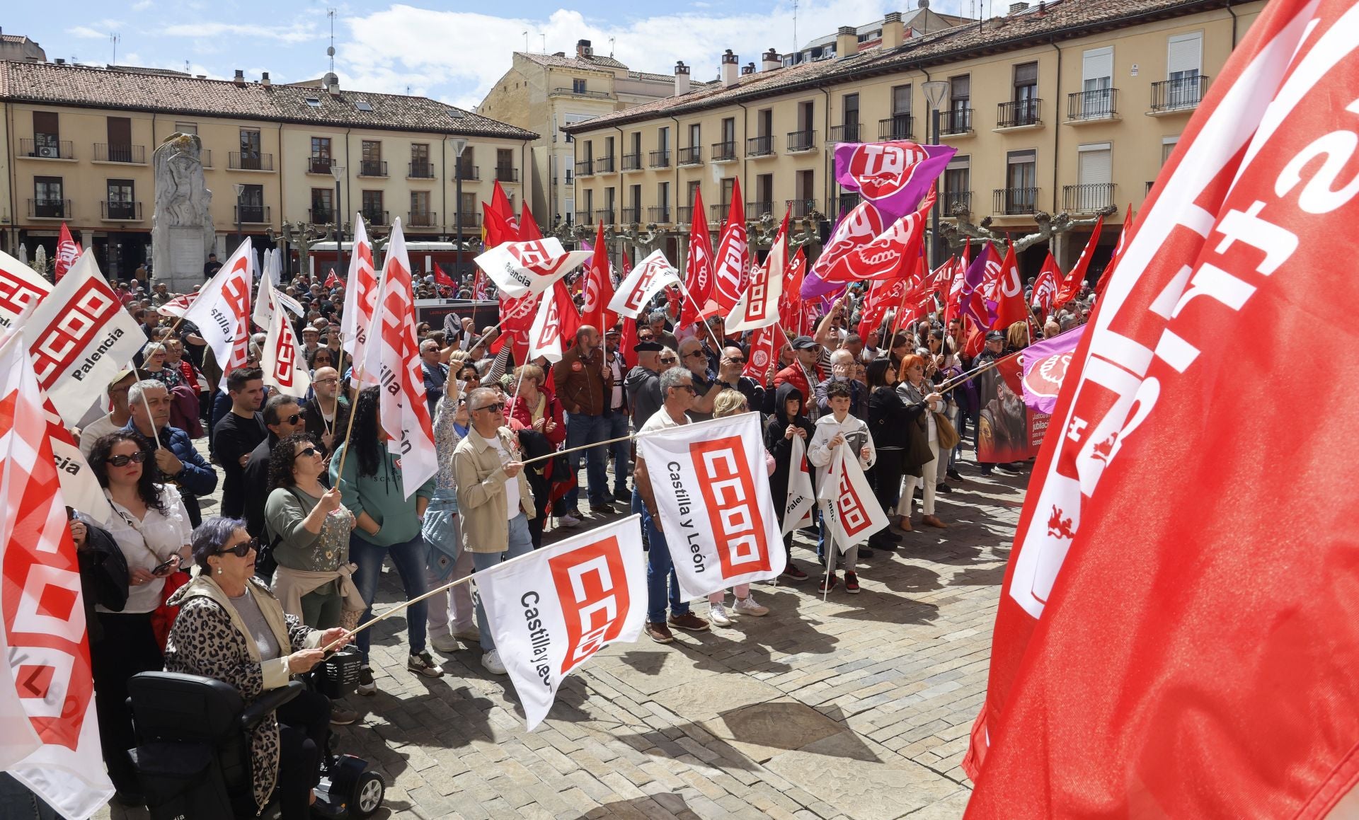 Festivo y reivindicativo Primero de Mayo en Palencia
