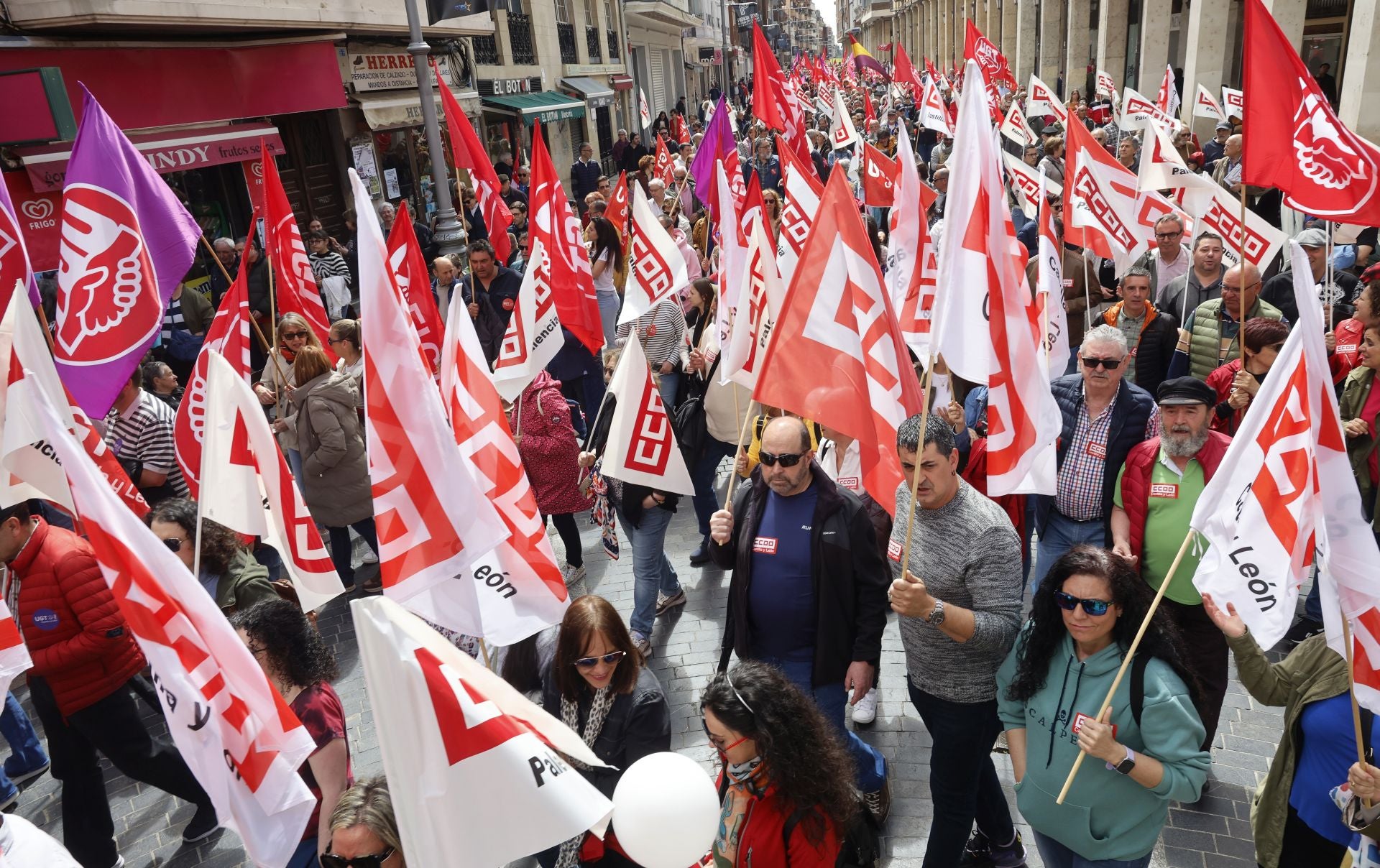 Festivo y reivindicativo Primero de Mayo en Palencia