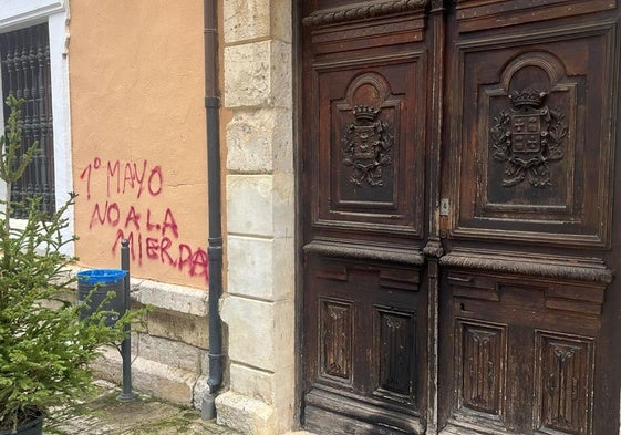 Pintada en la fachada del Ayuntamiento de Paredes y daños en la puerta por el incendio intencionado.