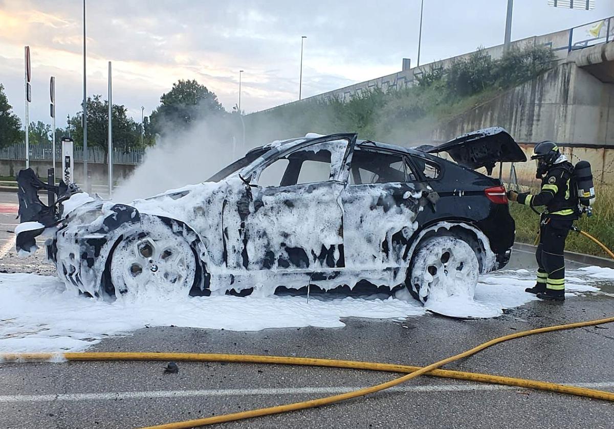 Roban un BMW de más de 100.000 euros y lo queman en Arroyo
