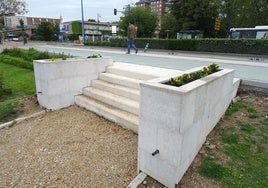 Una de las tres escalinatas ajardinadas que dan acceso a La Rosaleda desde el nuevo carril bici de Isabel la Católica.