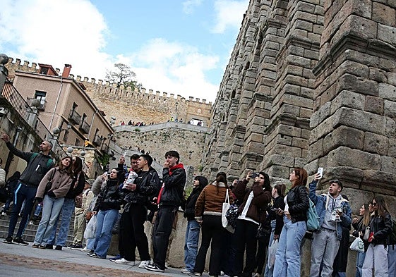 Los turistas llenan Segovia al inicio del Puente de Mayo