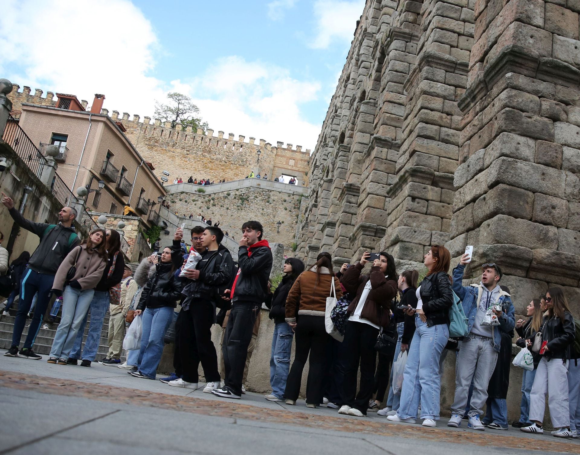 Fotos: Segovia recibe a miles de turistas el primer día del puente