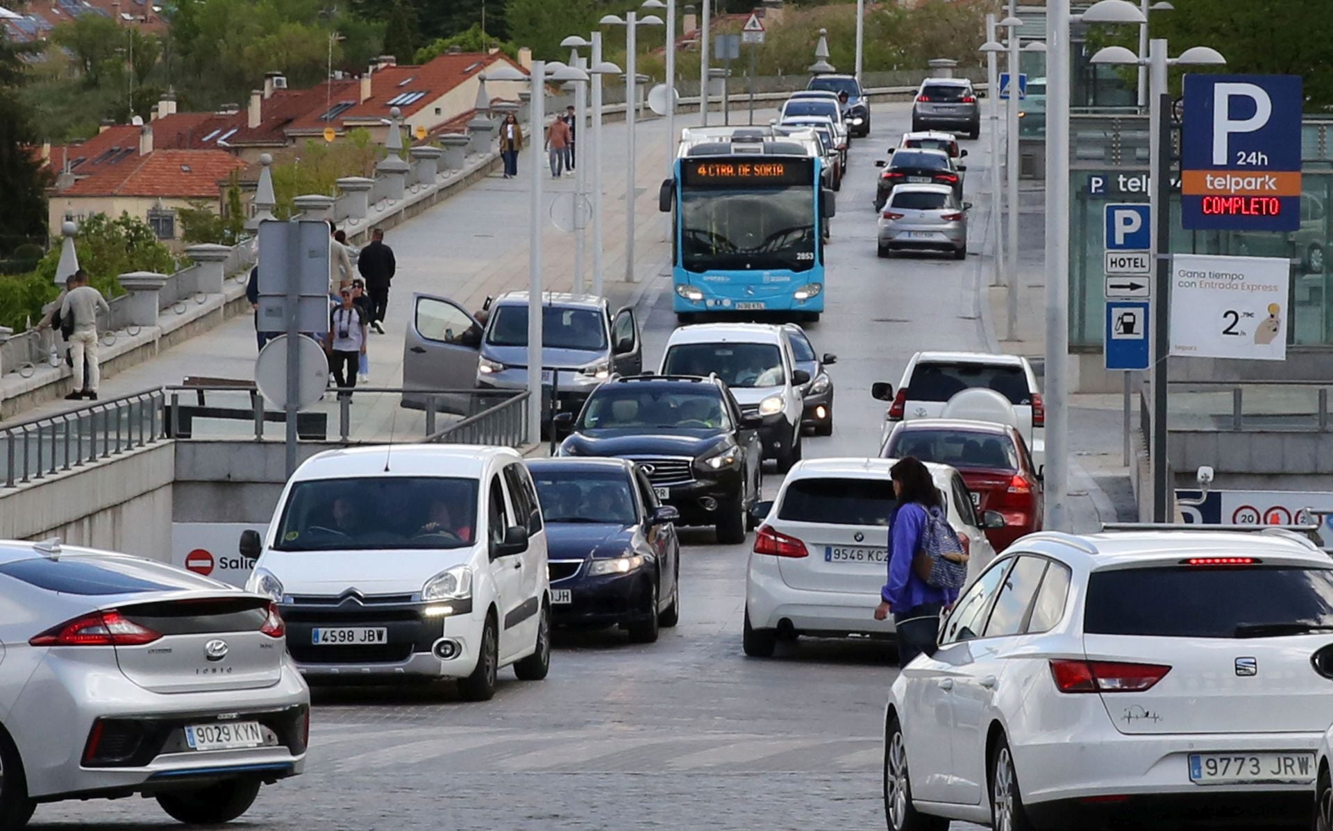 Fotos: Segovia recibe a miles de turistas el primer día del puente
