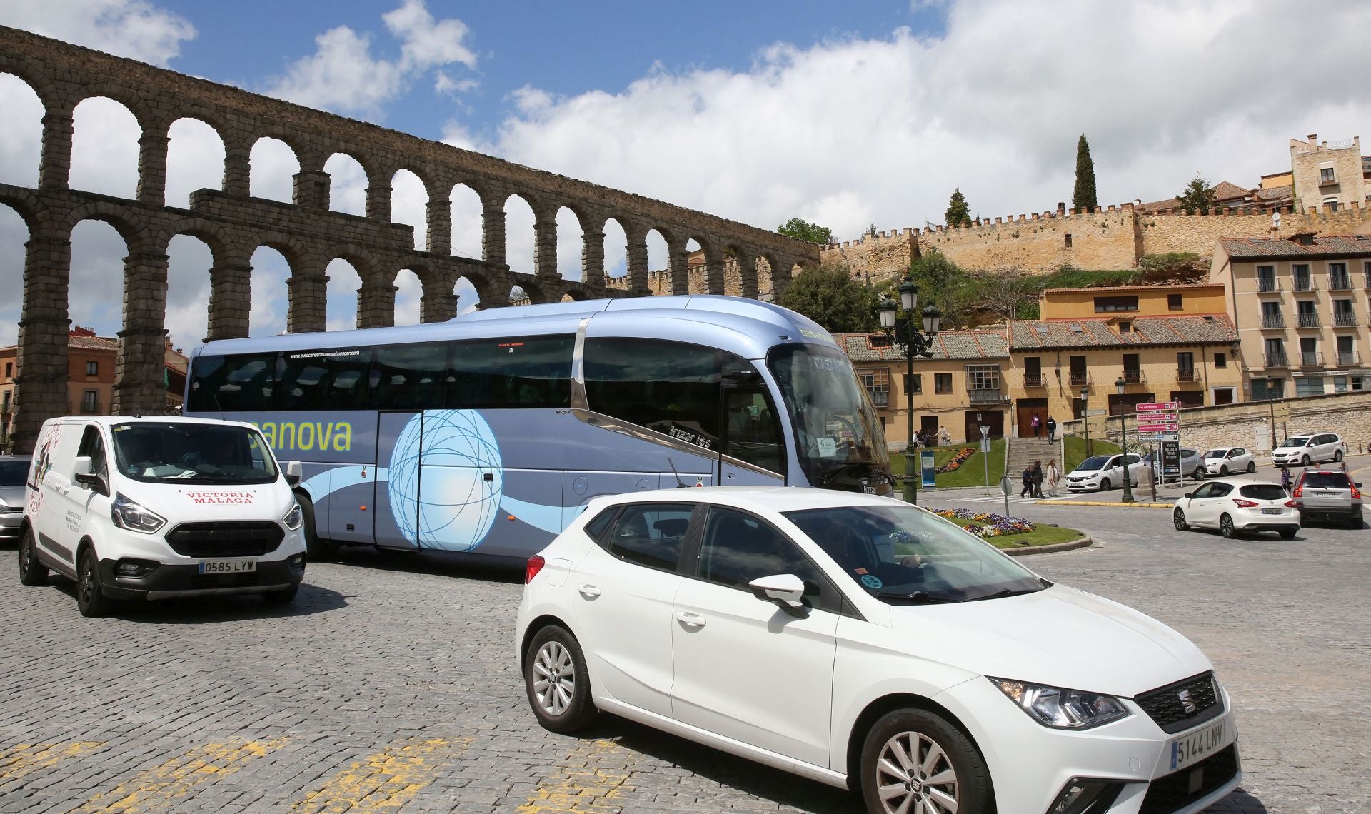 Fotos: Segovia recibe a miles de turistas el primer día del puente