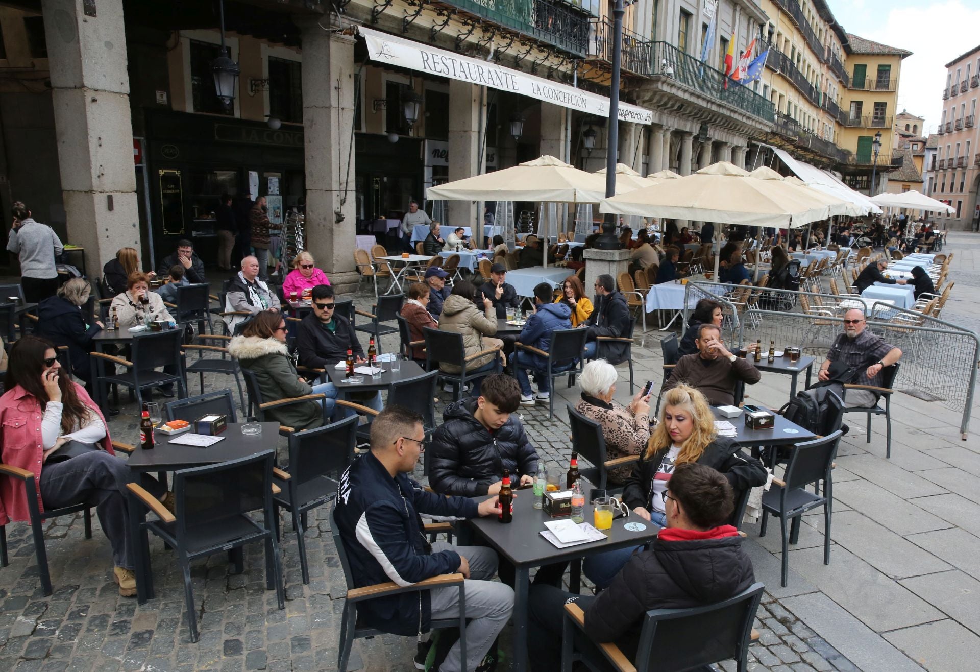 Fotos: Segovia recibe a miles de turistas el primer día del puente