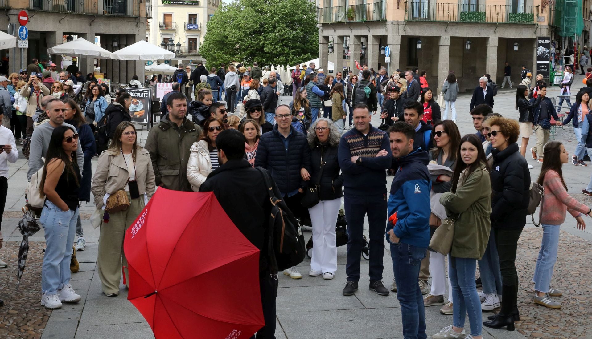 Fotos: Segovia recibe a miles de turistas el primer día del puente