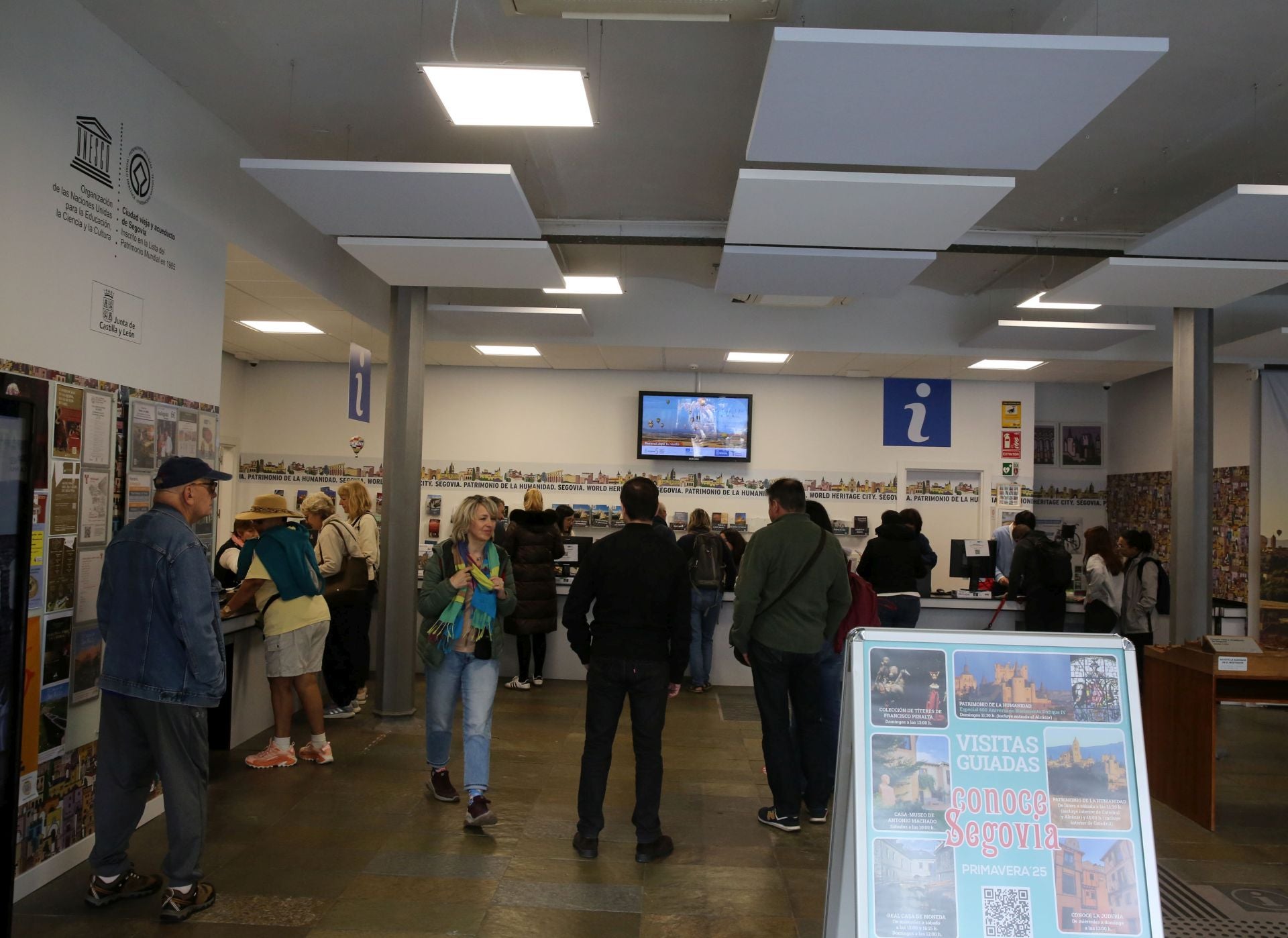 Fotos: Segovia recibe a miles de turistas el primer día del puente