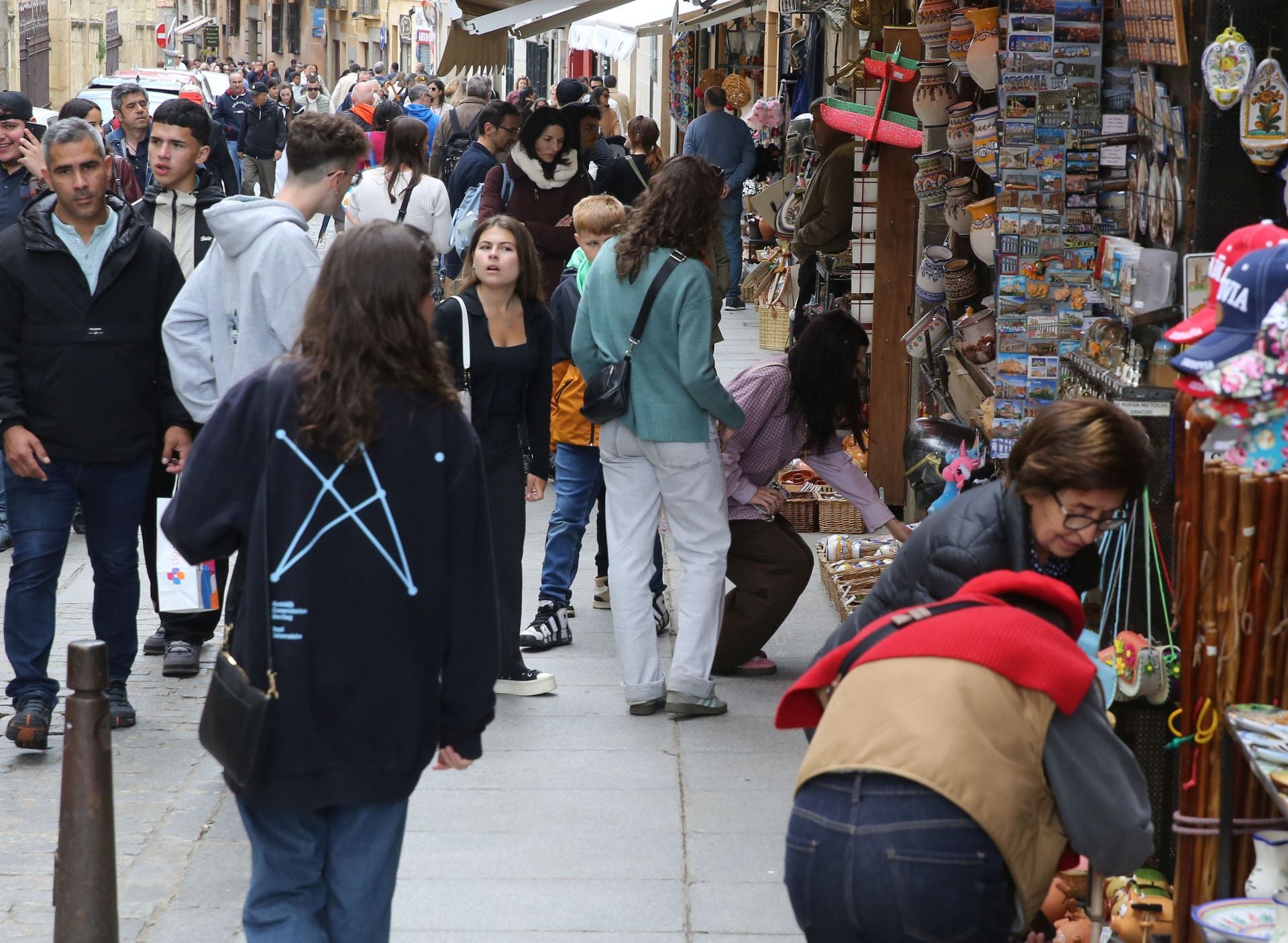 Fotos: Segovia recibe a miles de turistas el primer día del puente