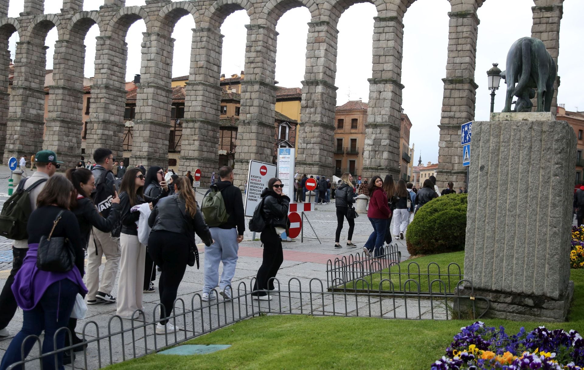 Fotos: Segovia recibe a miles de turistas el primer día del puente