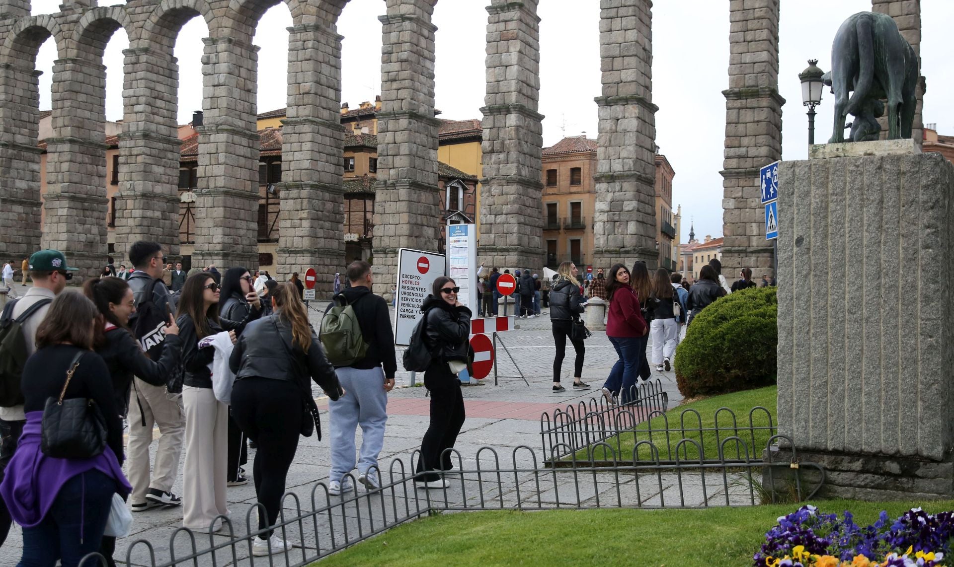 Fotos: Segovia recibe a miles de turistas el primer día del puente