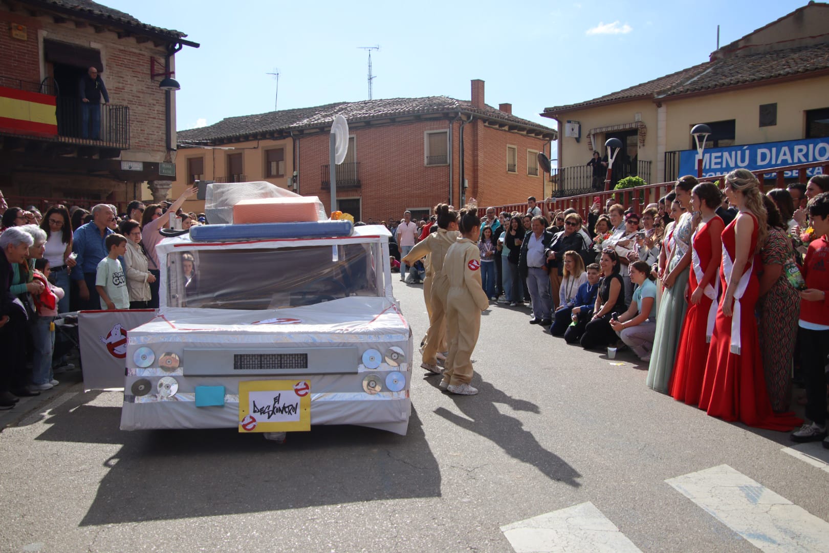Villabrágima empieza sus fiestas de la Santa Cruz con el pregón y el desfile de peñas