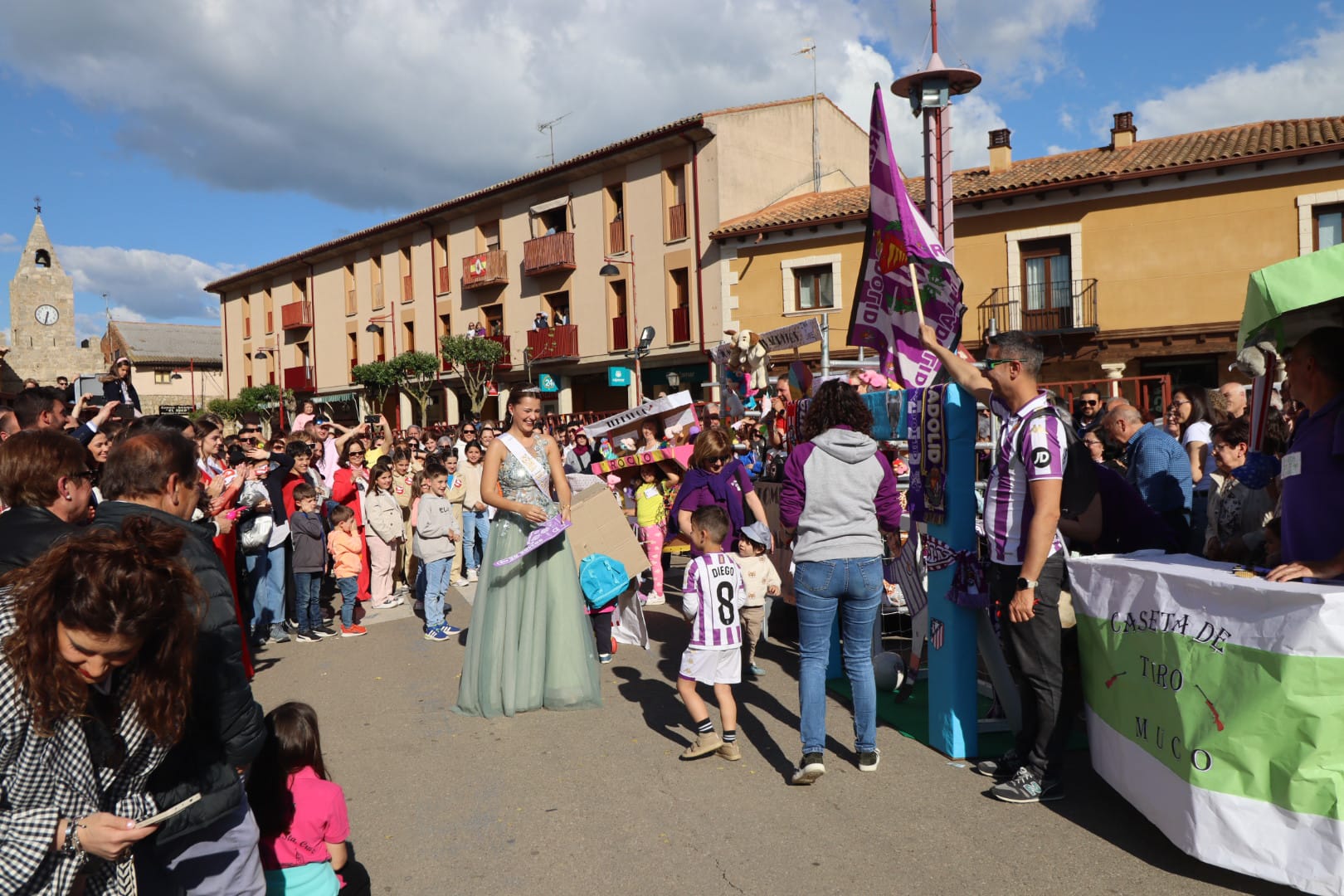 Villabrágima empieza sus fiestas de la Santa Cruz con el pregón y el desfile de peñas