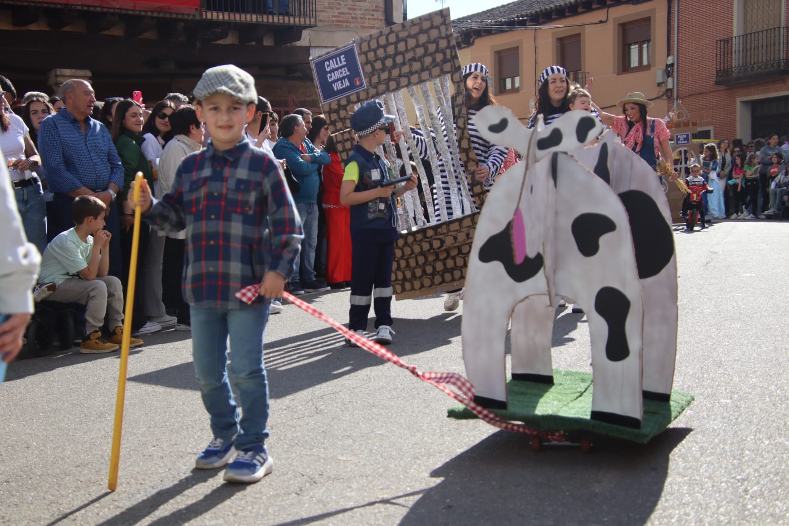 Villabrágima empieza sus fiestas de la Santa Cruz con el pregón y el desfile de peñas