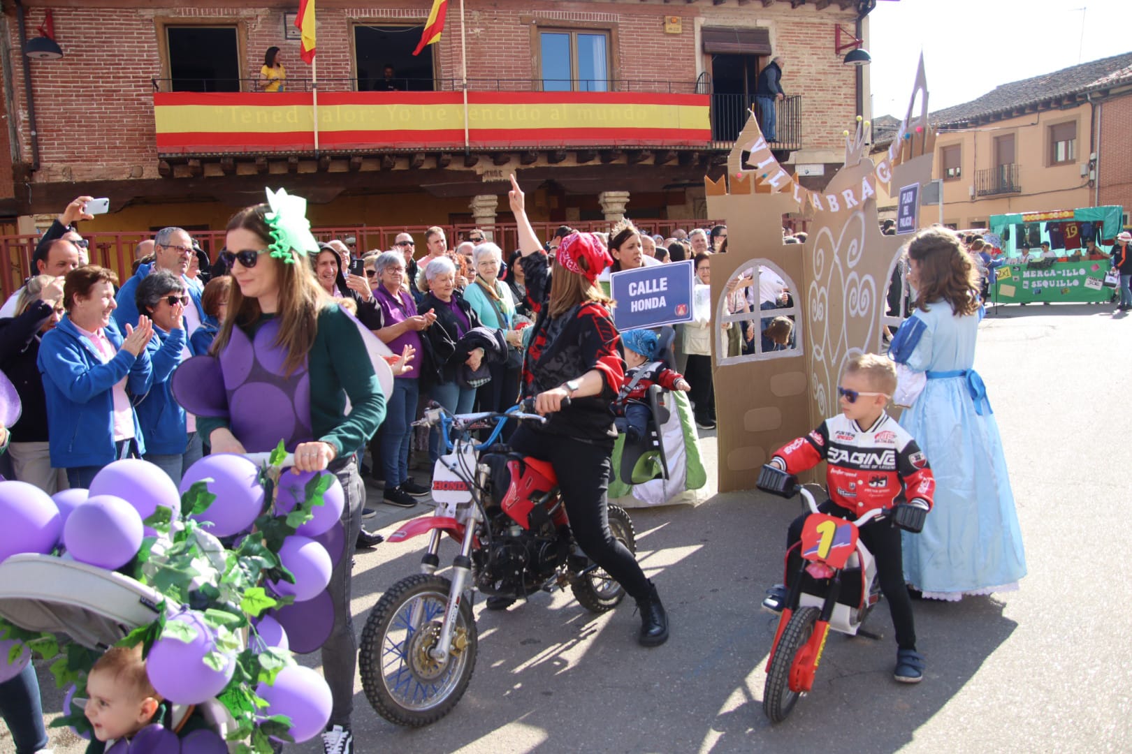 Villabrágima empieza sus fiestas de la Santa Cruz con el pregón y el desfile de peñas