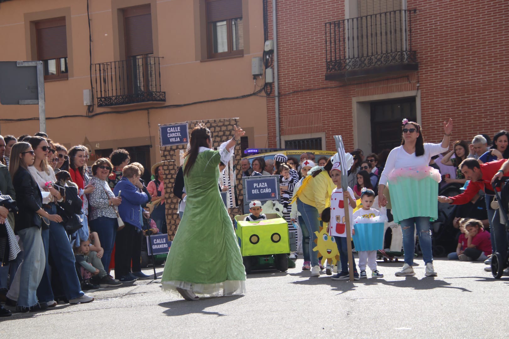Villabrágima empieza sus fiestas de la Santa Cruz con el pregón y el desfile de peñas