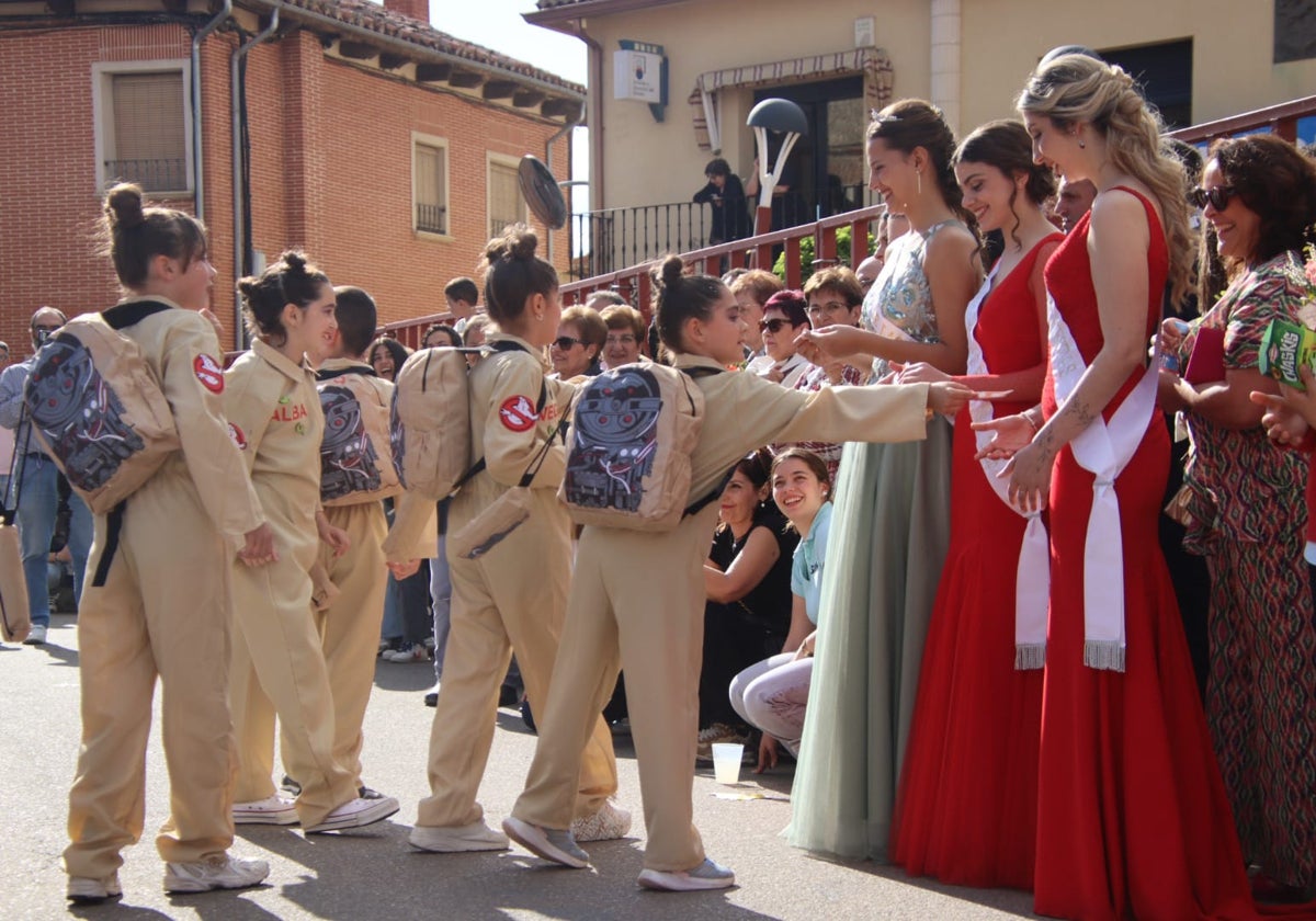 Villabrágima empieza sus fiestas de la Santa Cruz con el pregón y el desfile de peñas