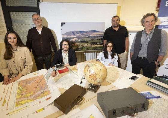 Rosa Ruiz, José Luis García Cuesta, Hugo Cortizo, Paula Domínguez, Eduardo Bustillo y Eugenio Baraja, en el departamento de Geografía de la Universidad de Valladolid.