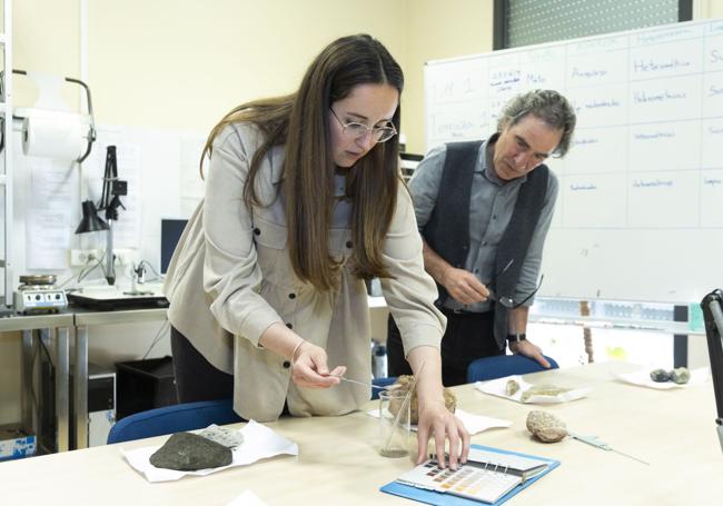 Rosa Ruiz y Eugenio Baraja, en un laboratorio de Geografía.